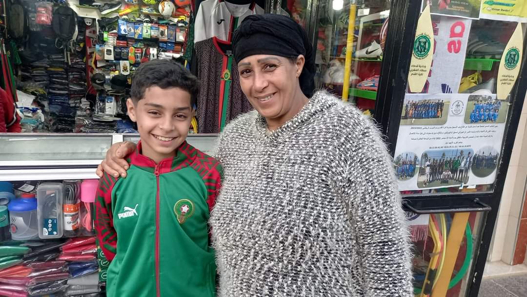 المغرب طفل بحذاء رياضي ممزق