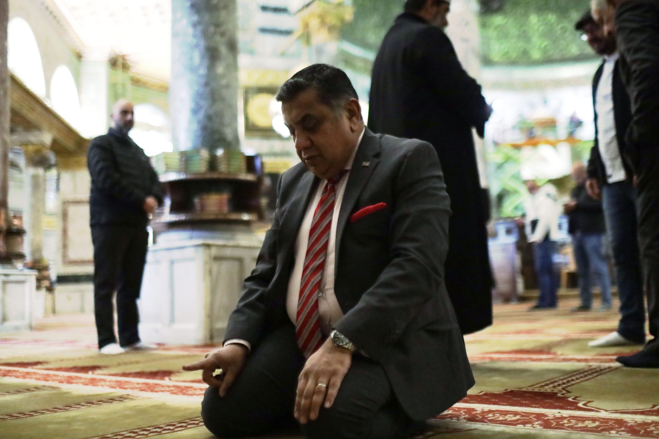 وزير بريطاني يزور المسجد الأقصى ويصلي فيه.. أكد الوصاية الأردنية الهاشمية على الأماكن المقدسة