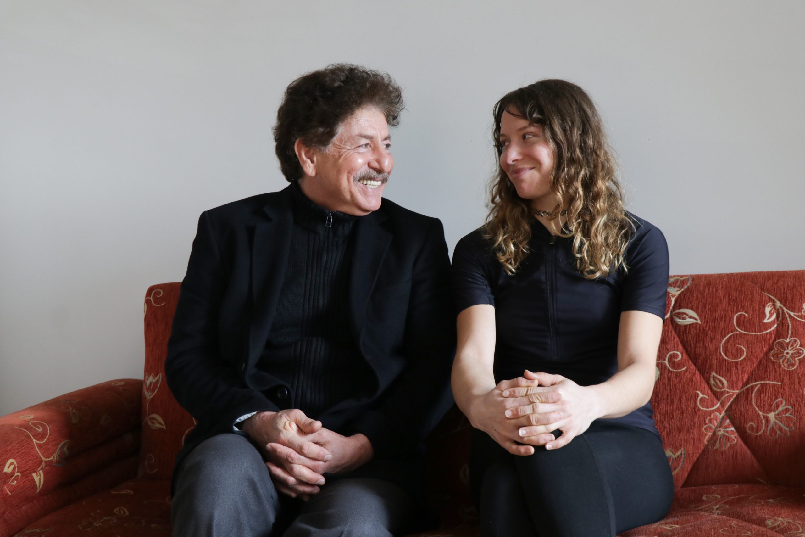 فتاة ألمانية تلتقي والدها التركي بعد 33 عاماً! سافرت إليه عبر دراجة هوائية قطعت خلالها 9 دول (فيديو)