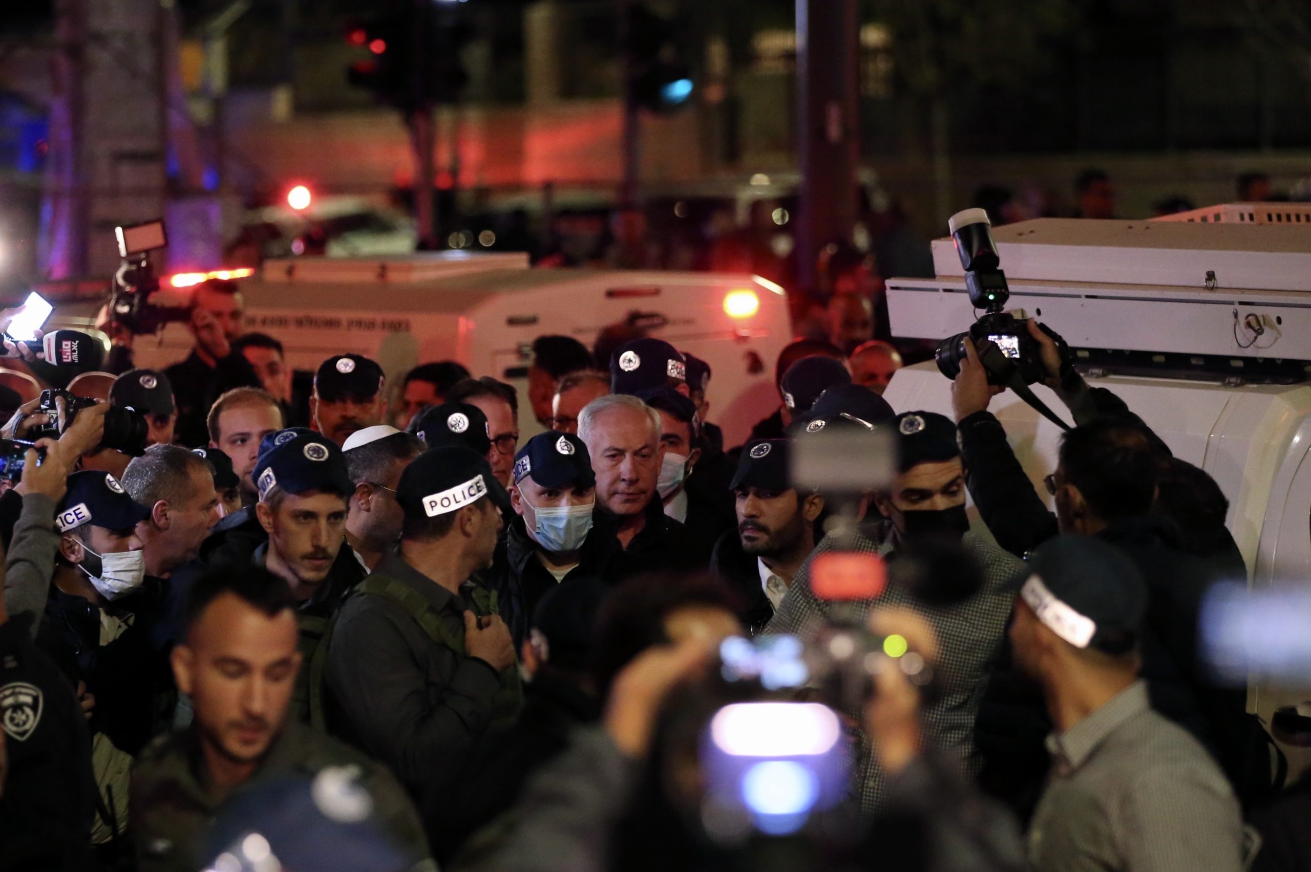 نتنياهو يصل لموقع إطلاق النار بالقدس.. انضم إلى مسؤولين أمنيين وسياسيين تواجدوا في مكان الحادث