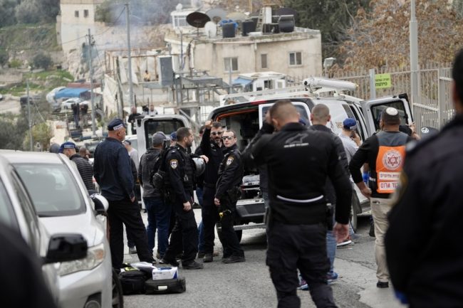 هجوم يستهدف سيارة مستوطنين في غور الأردن.. أوقع قتلى وجرحى، والمنفذ ينسحب من المكان