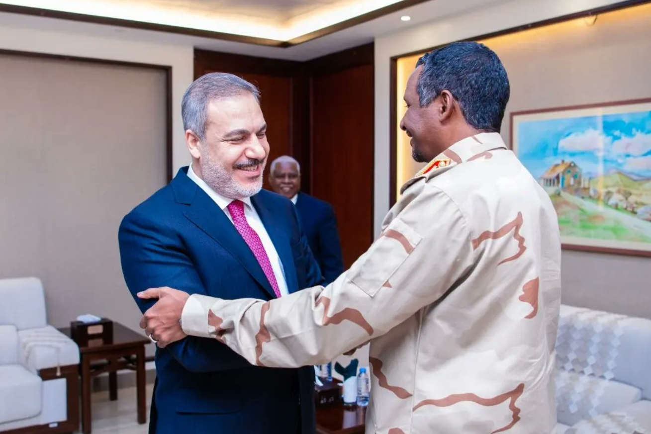 رئيس الاستخبارات التركي في السودان.. التقى البرهان وحميدتي ووصف الزيارة بـ”المثمرة”