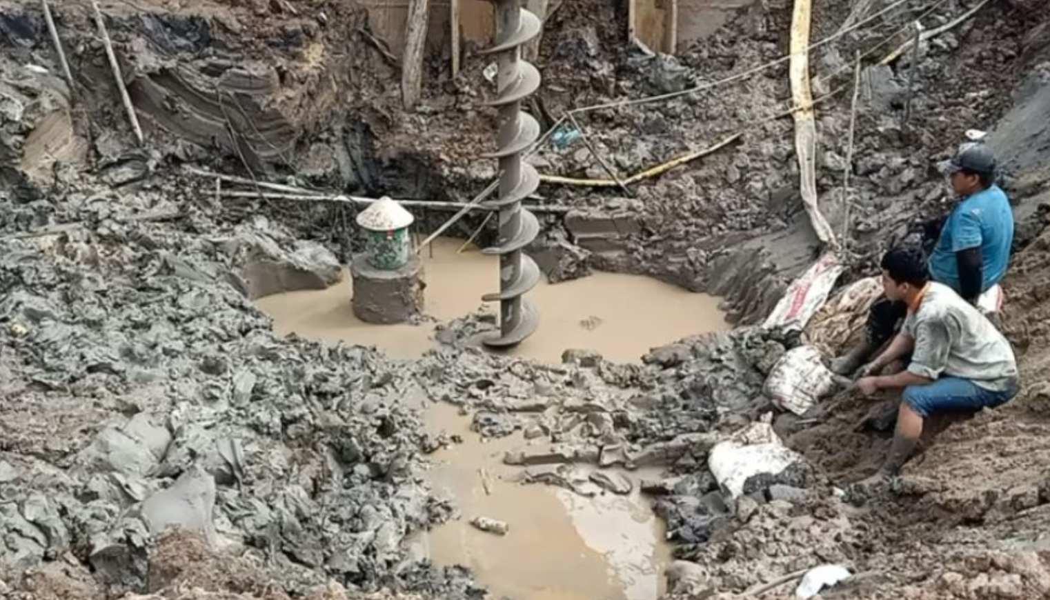 على غرار الطفل ريان.. طواقم الإنقاذ تُستنفر في فيتنام لإنقاذ طفل سقط في عمود خرساني بطول 35 متراً