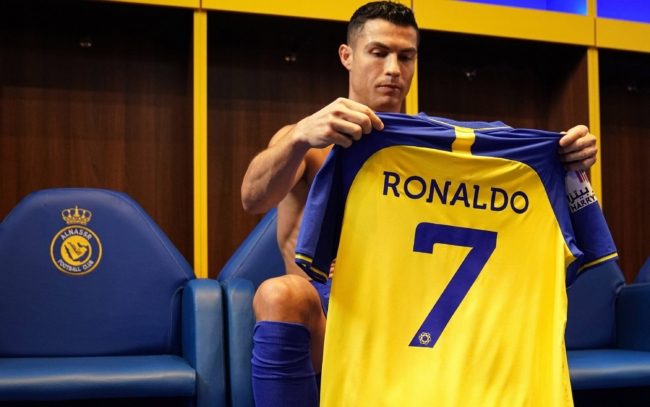 مسؤول بالنصر يكشف موعد أول مباراة لرونالدو بالدوري السعودي.. النادي نجح أخيراً في تسجيله بقائمته