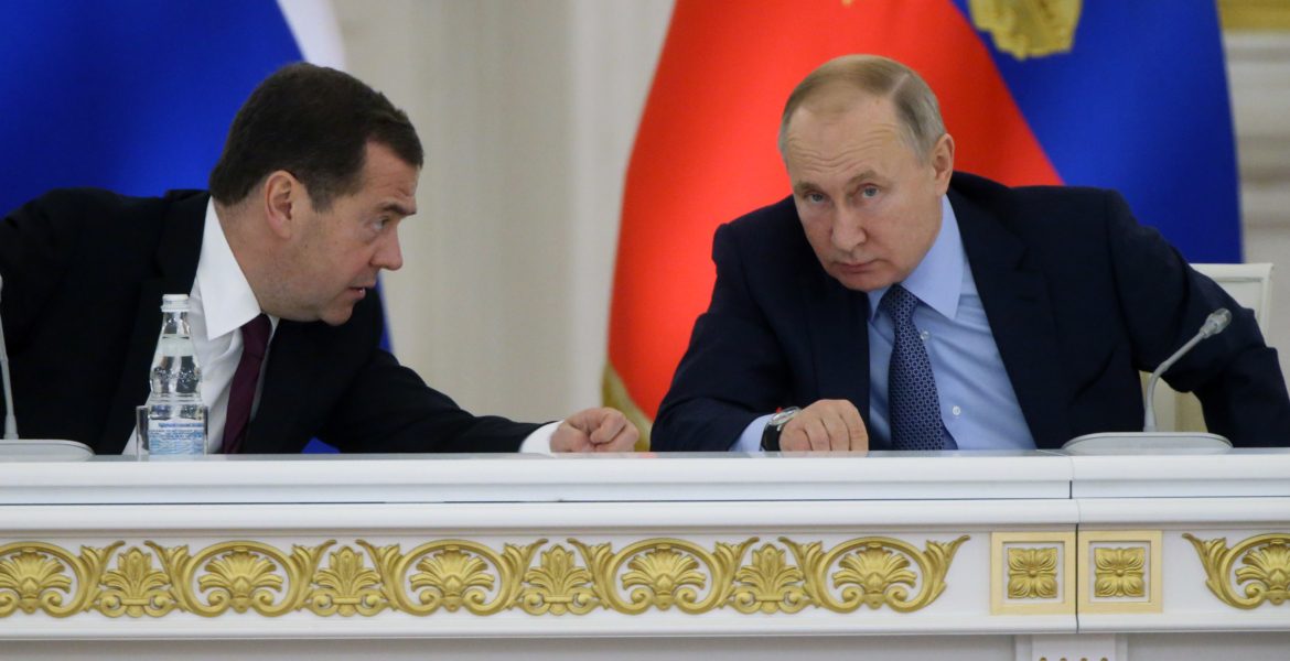 هدية روسيا للغرب برأس السنة محمّلة بالصواريخ.. ميدفيديف: هذه السفينة ستعيدكم إلى رشدكم