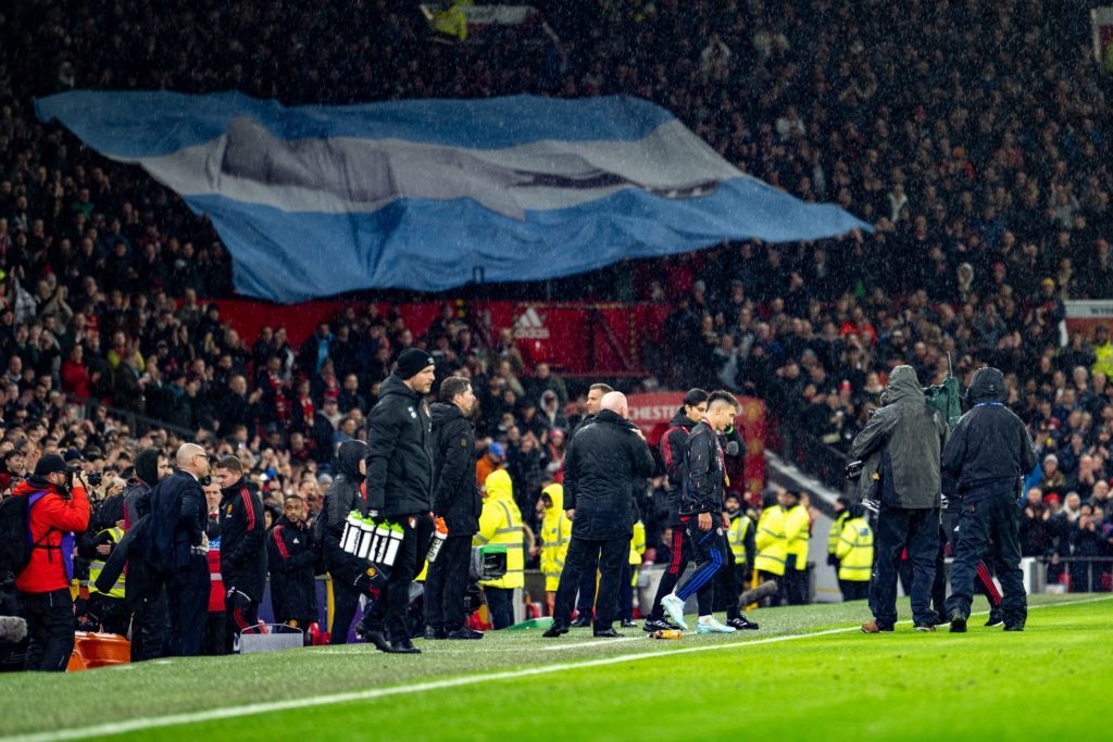 جماهير مانشستر يونايتد تحتفي بلاعبها الأرجنتيني بطريقة محظورة - gettyimages