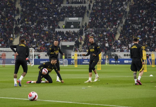 انهار وسقط على الأرض من شدة التعب! حكيمي يقع ضحية ميسي ونيمار ومبابي وراموس (فيديو)