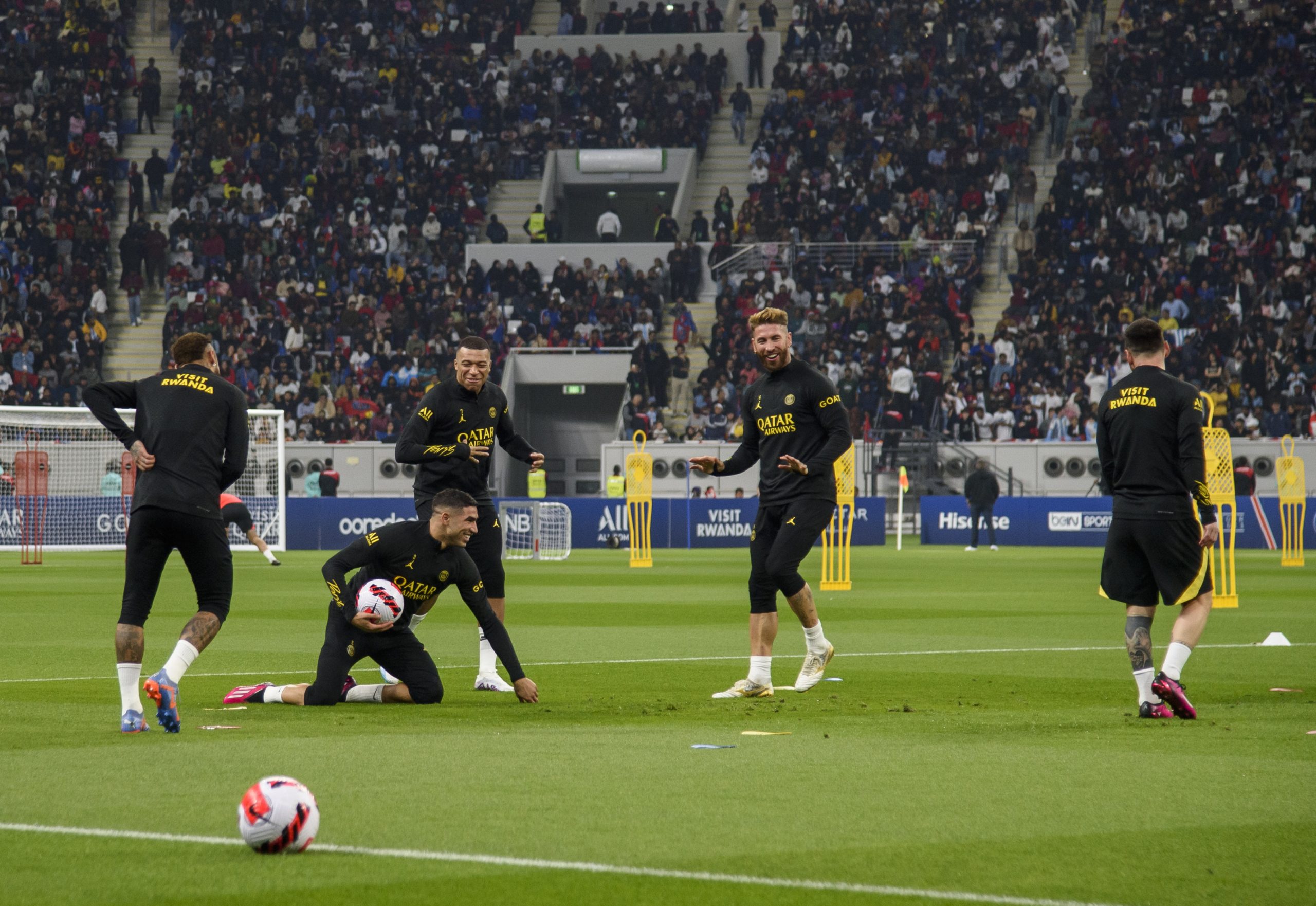 حكيمي يقع ضحية ميسي ونيمار ومبابي وراموس - gettyimages