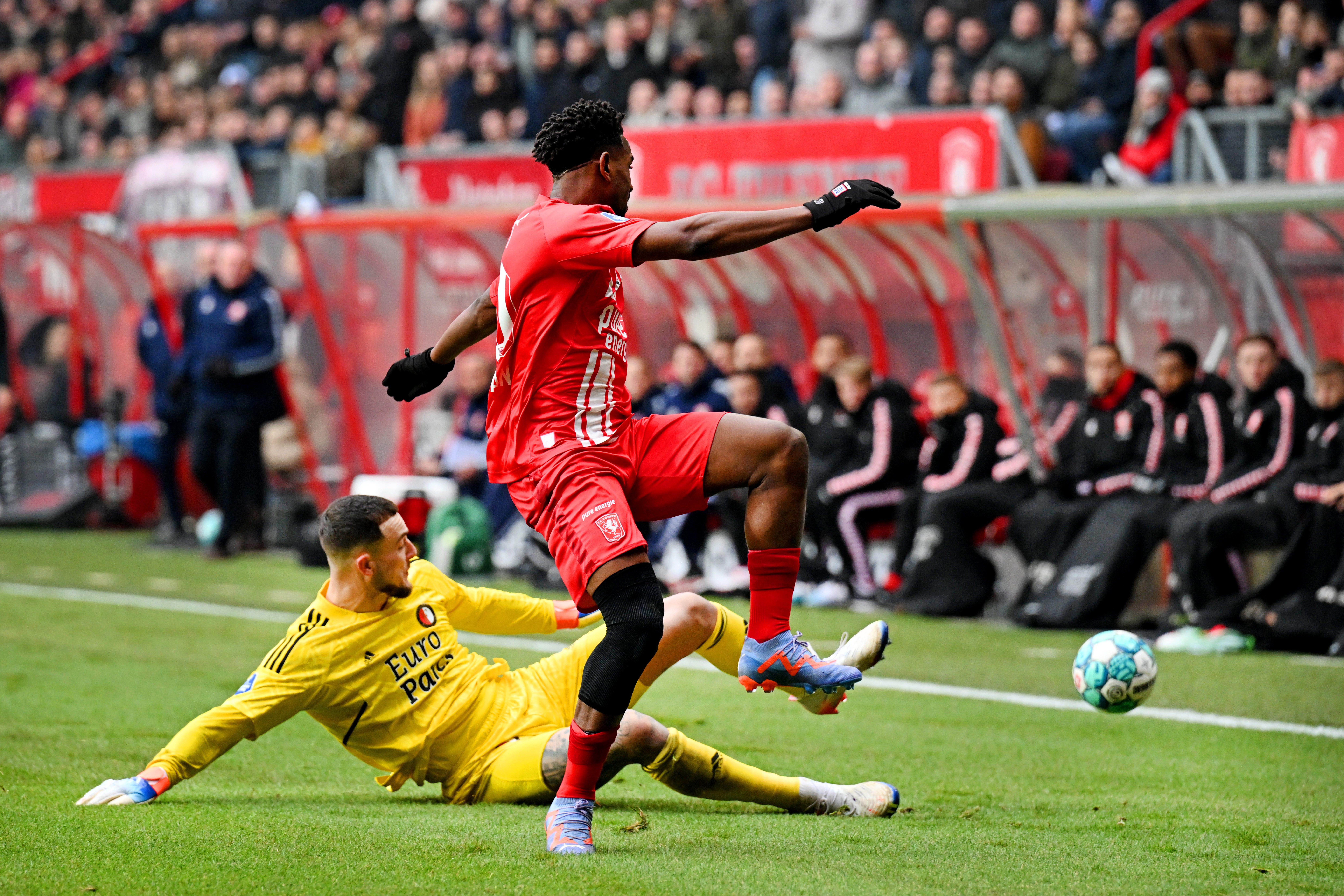 حارس يُفسد هجمة فريق منافس بطريقة غير عادية - gettyimages