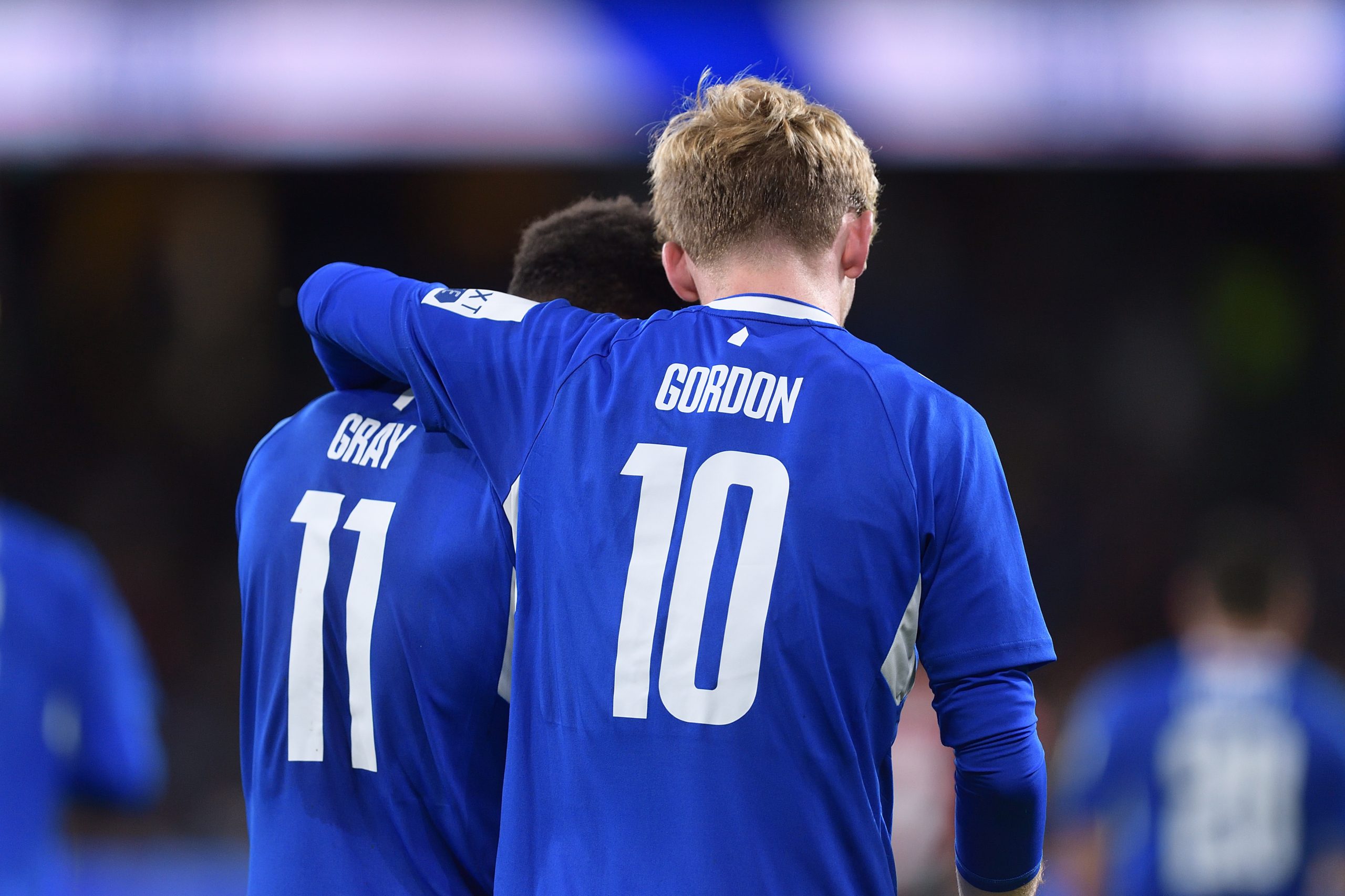 مشجعو فريق إنجليزي يحاصرون سيارة لاعب - gettyimages