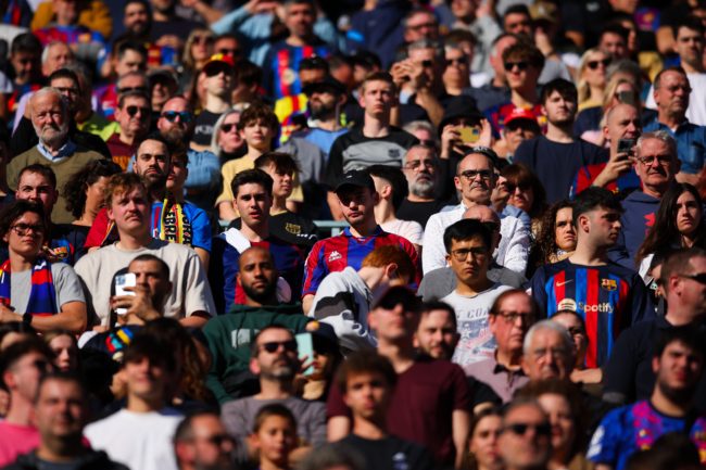 لاعبو برشلونة يفاجئون أطفالاً كانوا في المدرجات.. حملوا لافتات تطالب بالحصول على قمصانهم (فيديو)