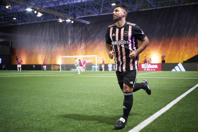 شارك لأول مرة منذ اعتزاله بسبب مشاكل في القلب.. أغويرو يسجل هدفاً ويحتفل على طريقة ميسي (فيديو)