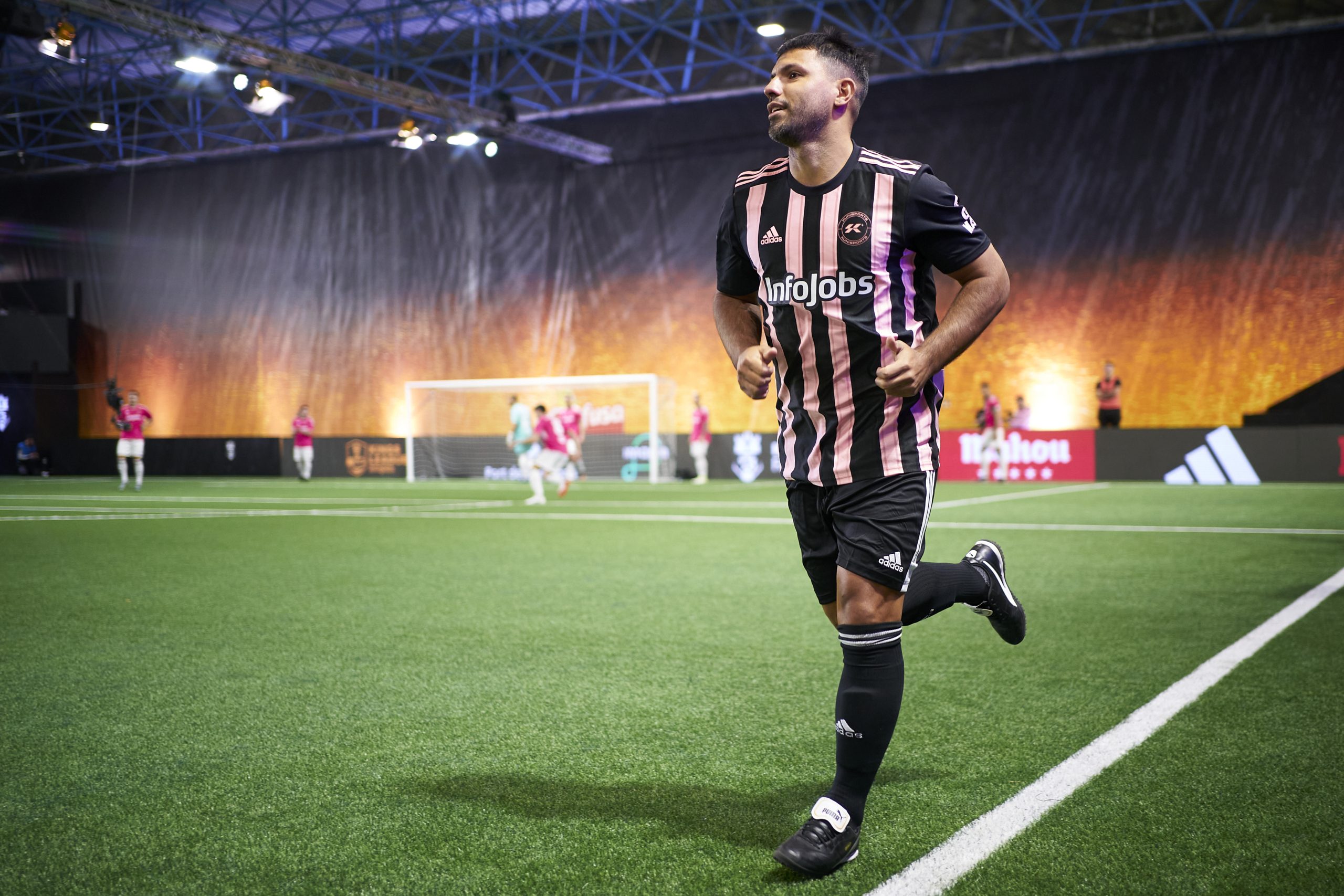 أغويرو يسجل في بطولة بيكيه ويحتفل على طريقة ميسي - gettyimages