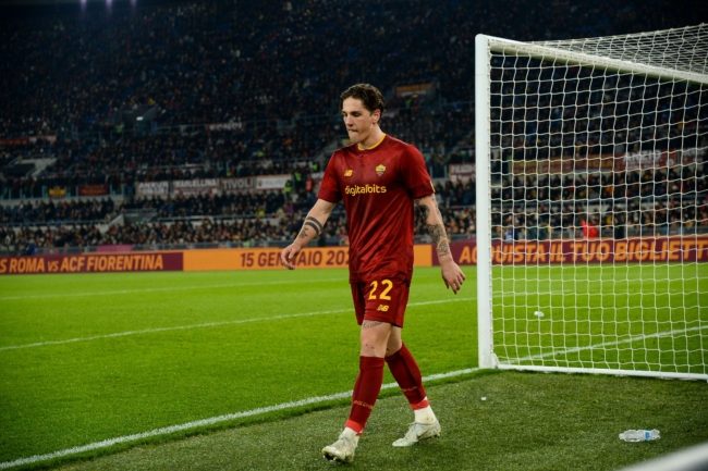 تلقى تهديدات بالقتل بسبب رفضه الرحيل! والدة نجم روما تردُّ على الهجوم وتطالب الشرطة بالتدخل