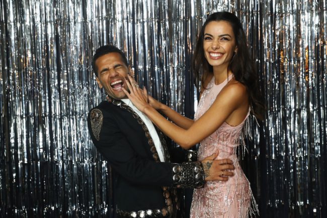 أول رد من زوجة ألفيس بعد تورّطه في قضية اغتصاب.. عارضة الأزياء البرازيلية علقت بكلمة واحدة