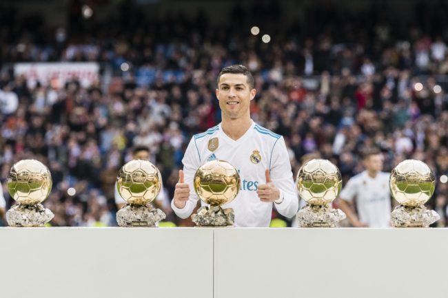 ما قصة الكرة الذهبية التي باعها رونالدو لملياردير إسرائيلي؟ تبرع بثمنها لمؤسسة خيرية