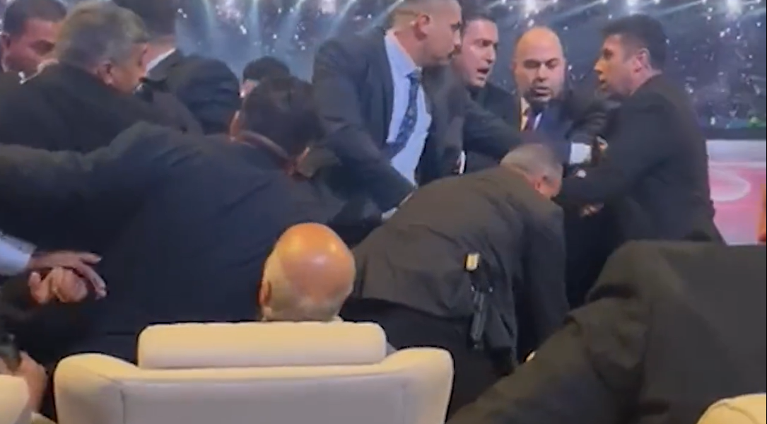 Social Media/ انفلات أمني بملعب "جذع النخلة" يضطر الوفد الكويتي إلى الانسحاب من حفل افتتاح "خليجي 25"