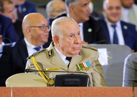 لأول مرة منذ 17 عاماً قائد الجيش الجزائري يزور فرنسا.. وماكرون يستقبله في قصر الإليزيه