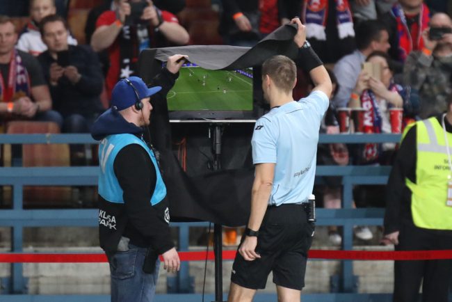 الفيفا يُلزم الحكام بشرح قرارات تقنية “var” للجماهير عبر مذياع! وتطبيق القرار سيبدأ بالمغرب