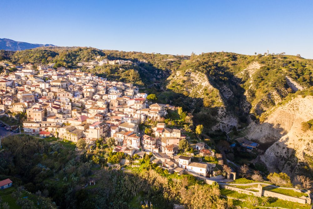 بلدة مهجورة أعاد اللاجئون الحياة إليها! مدينة رياتشي الإيطالية التي أصبحت نموذجاً للاندماج والتعايش