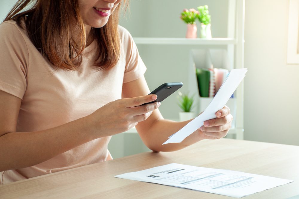 يمكن استخدام الماسح الضوئي لاختصار الملفات الورقية المتراكمة - Shutterstock