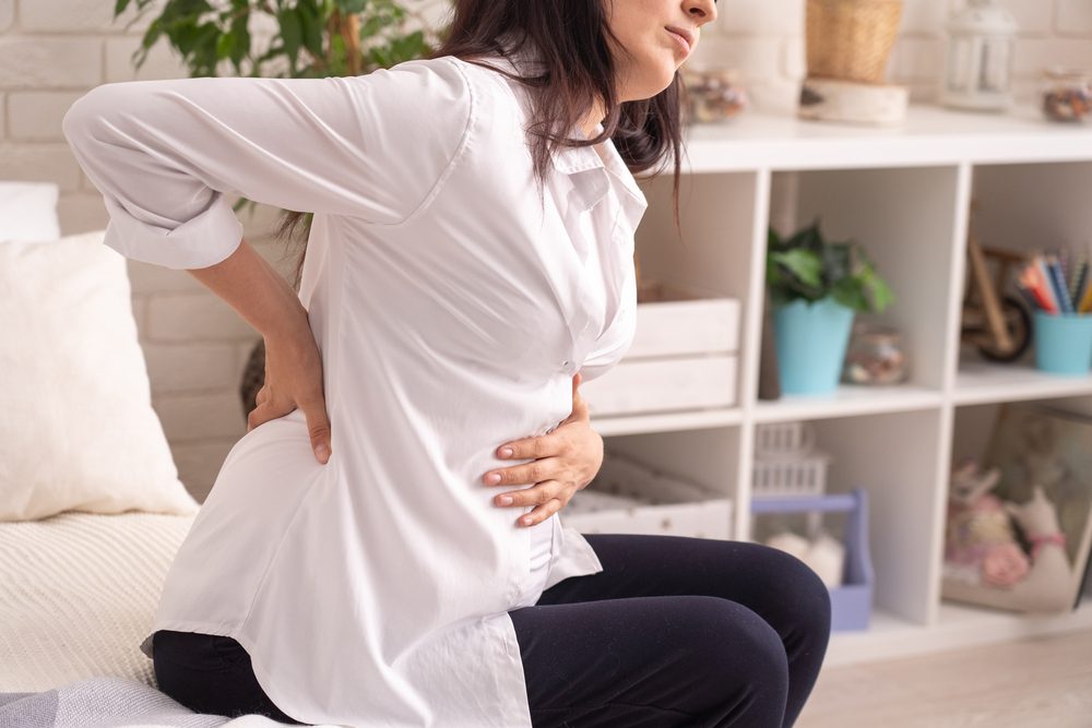 الألم في المعدة يأتي ضمن أعراض القولون العصبي أثناء الحمل - Shutterstock