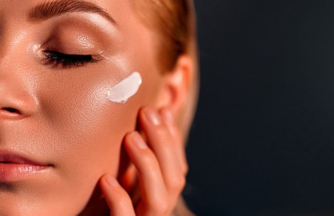 للحصول على بشرة نضرة بشباب دائم.. 6 فوائد لاستخدام ماء الذهب في العناية بالجلد