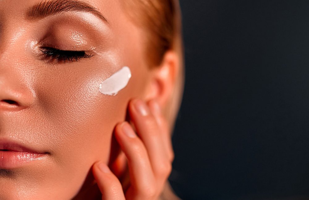 للحصول على بشرة نضرة بشباب دائم.. 6 فوائد لاستخدام ماء الذهب في العناية بالجلد