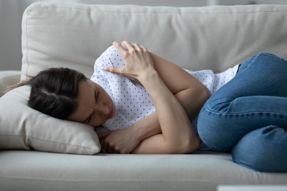 مشاعر التوتر والقلق المزمن من مسببات الهبات الباردة - ShutterStock