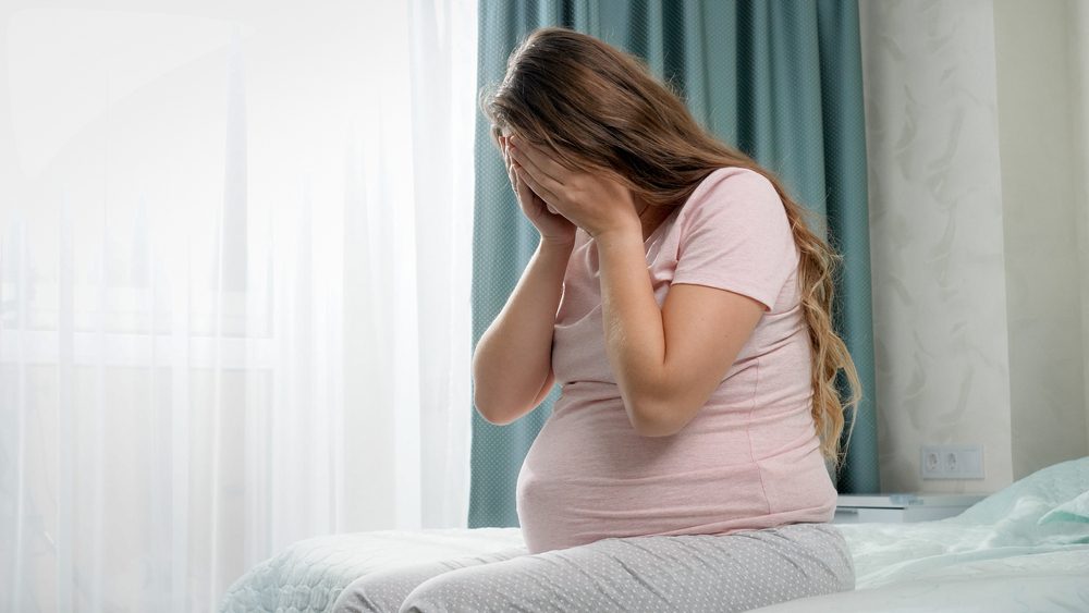 الألم والتقلصات المصاحبة للنزيف قد تشير لولادة مبكرة - ShutterStock