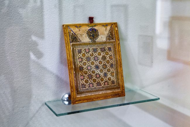 مواطن بريطاني يعثر على سلسلة ذهبية أثرية.. عمرها 500 عام وتعود للملك هنري الثامن