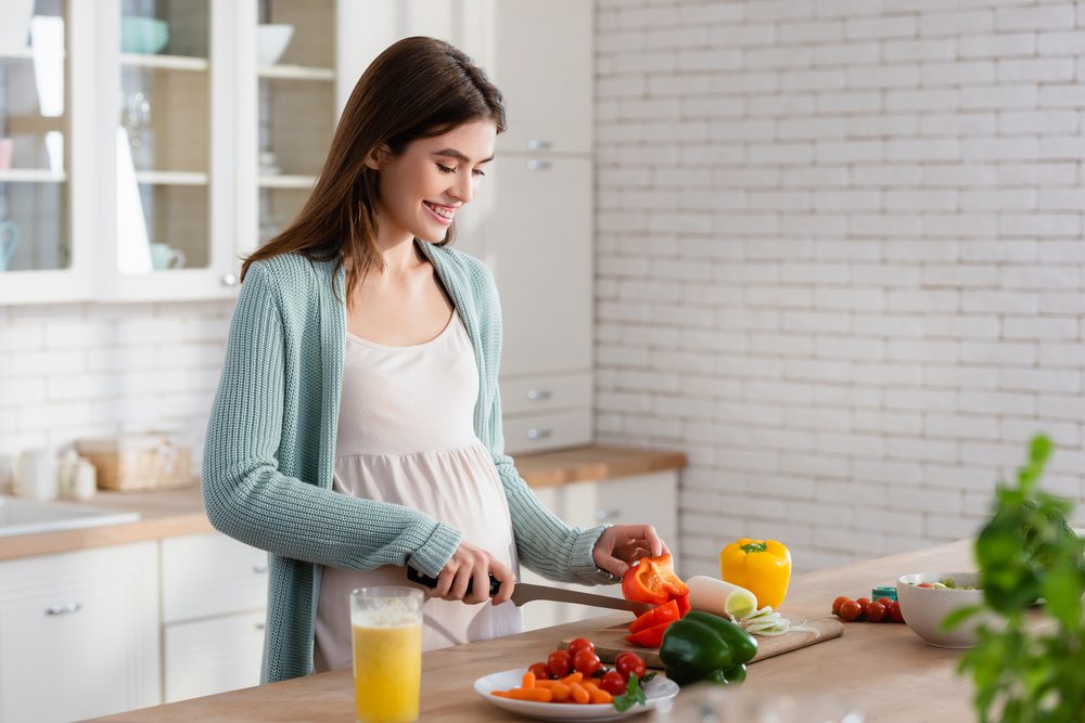 يجب أن تراعي الحامل أن تتبع نظاماً غذائياً متوازناً - Shutterstock