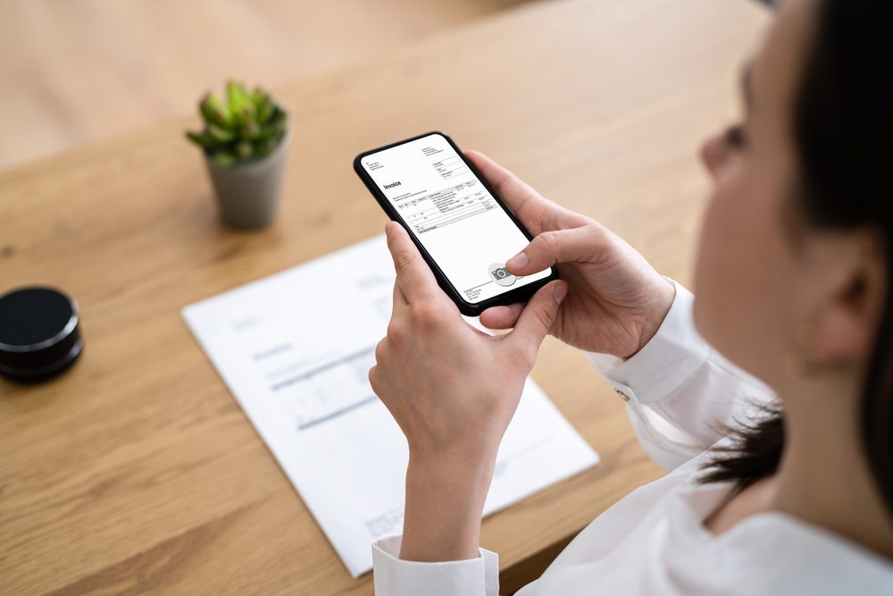 الماسح الضوئي يمنحك فرصة الاحتفاظ بورقك المهم على هاتفك - ShutterStock