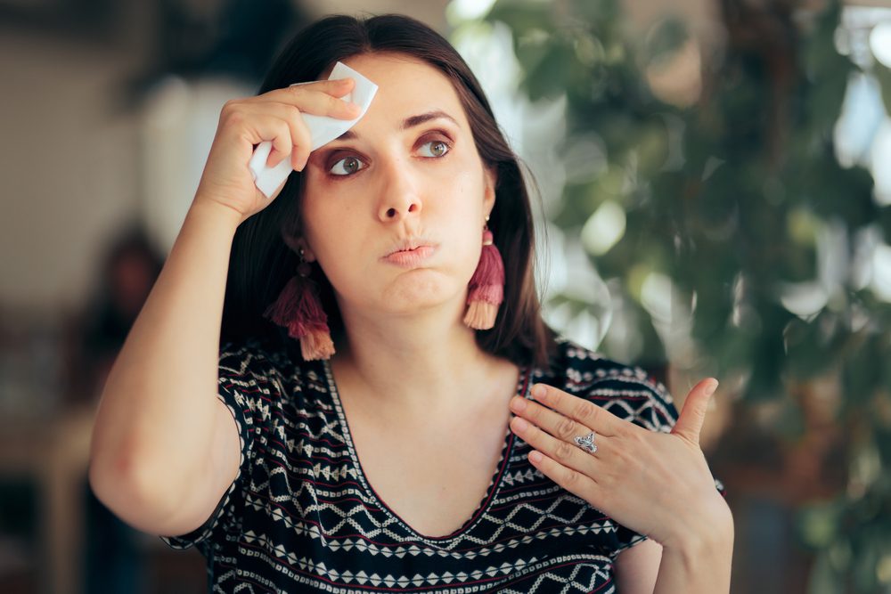 عادة ما لا تؤثر الهبات الساخنة في درجة حرارة الجسم - ShutterStock