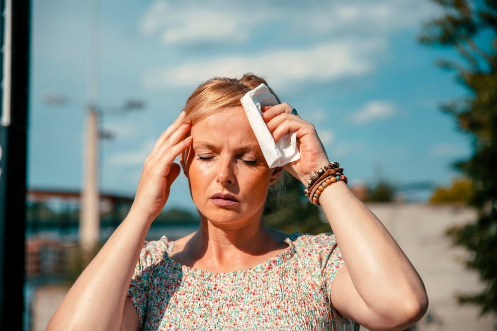 يجب التعامل بحرض مع الهبات الساخنة وشرب المياه الكافية خلال اليوم - ShutterStock