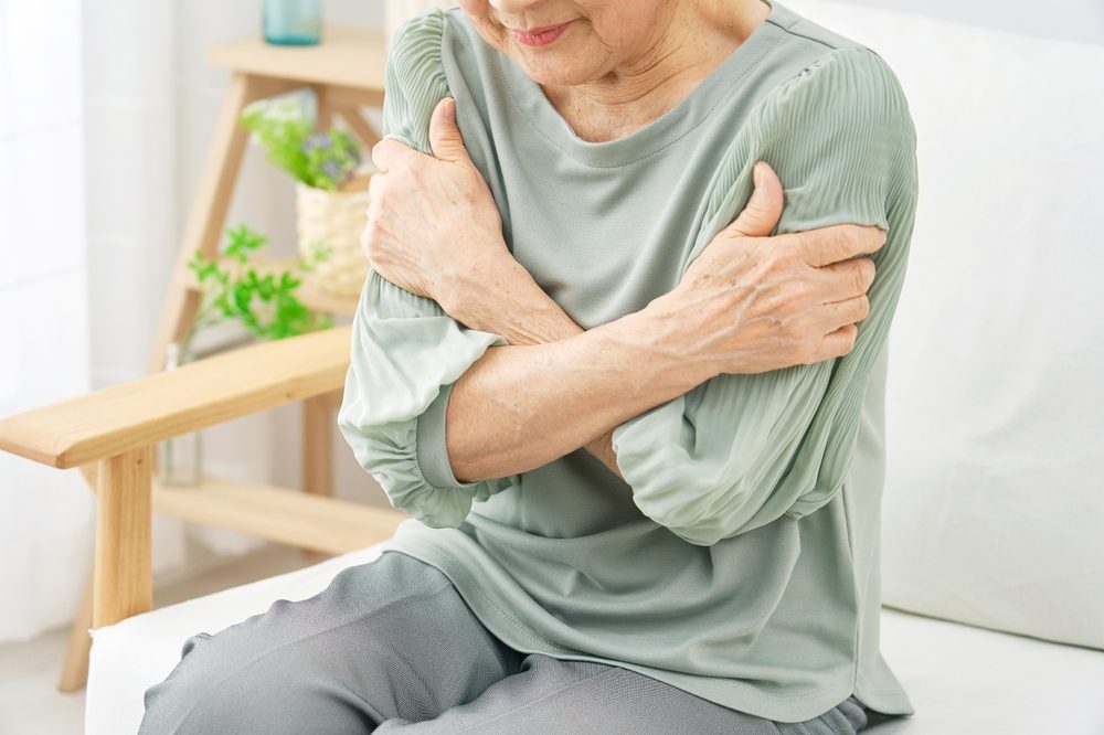 عادة ما ترتبط الهبات الباردة والساخنة بانقطاع الطمث عند النساء - ShutterStock