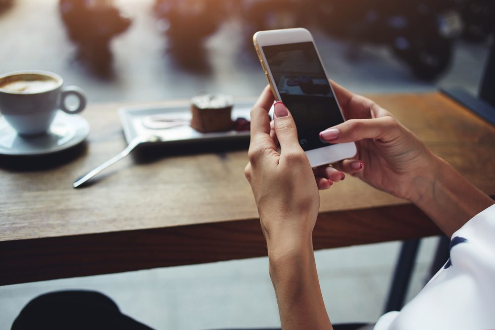 تطبيقات اللغات الهاتفية تساعد على كسب المهارة - ShutterStock