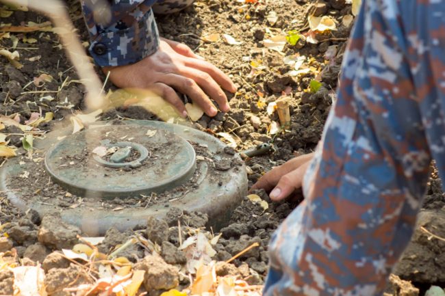 النظام أخفى خرائط انتشارها قبل سقوطه.. “ألغام الأسد” تعيق عودة النازحين السوريين إلى ديارهم