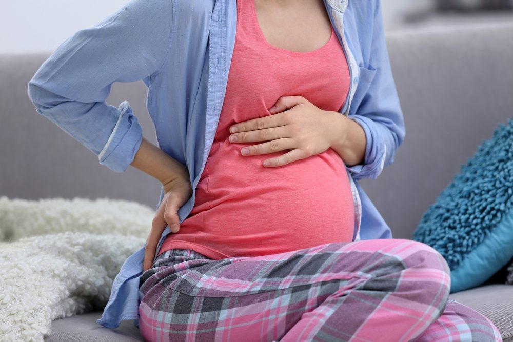 الحمل يسبب أعراض مثل الانتفاخ والمغص والإمساك - Shutterstock