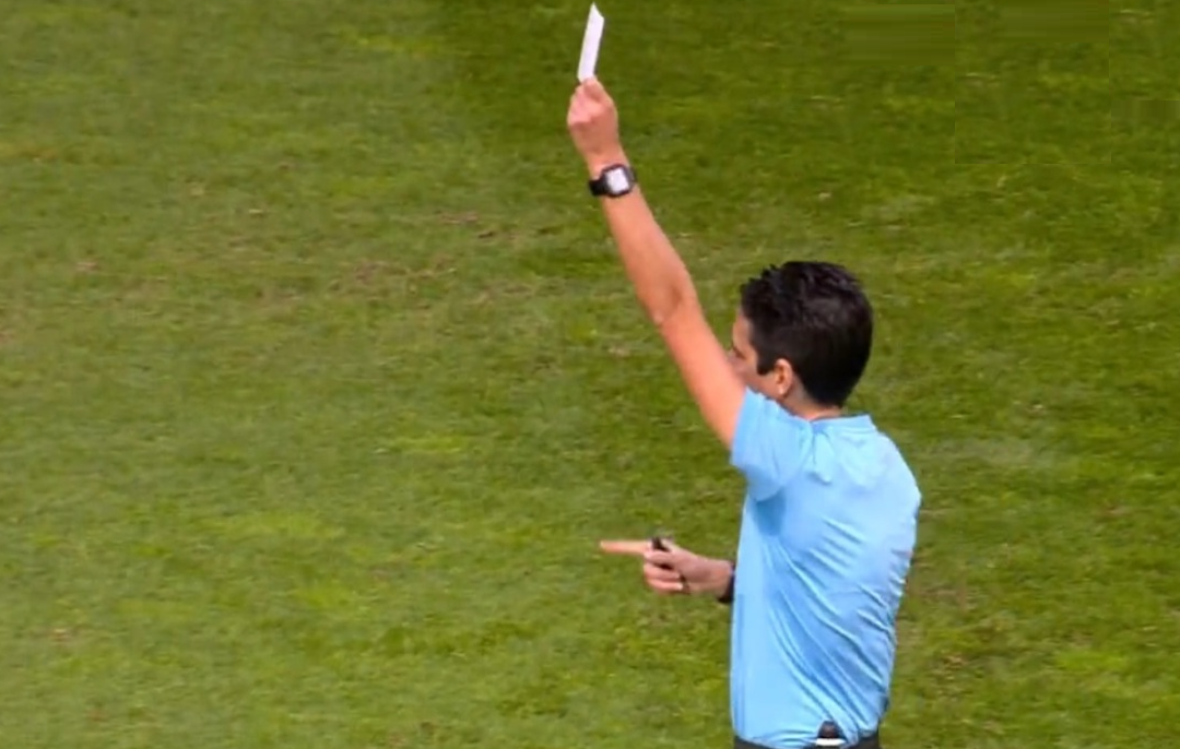 فيديو لحكم يُشهر البطاقة البيضاء (مواقع التواصل)