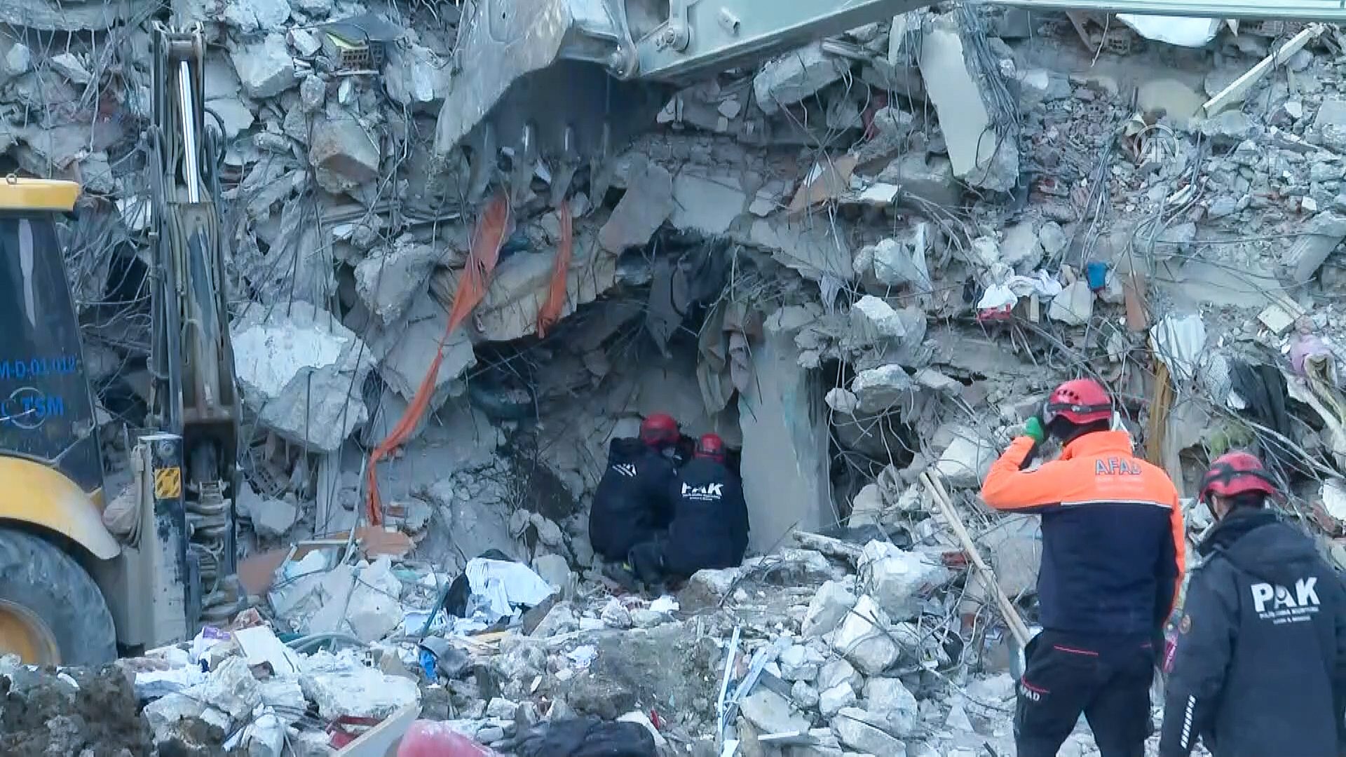 أنطاكيا البحث عن حياة بين الركام بالفؤوس والمناشير والمجارف.. صعوبات كبيرة يواجهها عمال الإنقاذ في جنوب تركيا/ AA