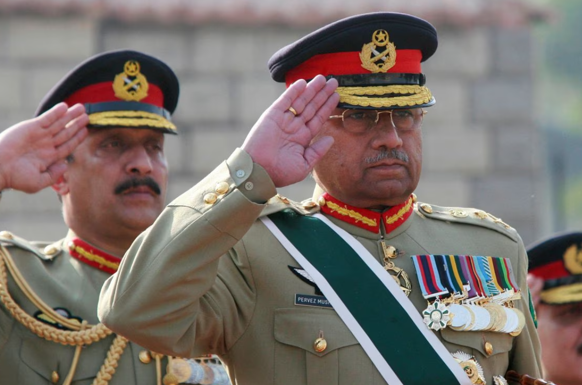 اتهم بـ”الخيانة” وتحالف مع بوش وأطاحت به مذبحة مسجد.. قصة الجنرال مشرف الذي حكم باكستان 10 أعوام