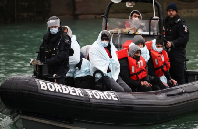 مضايقات ومظاهرات وحظر تجول.. كيف تحولت الفنادق المستضيفة للاجئين ببريطانيا إلى بؤر للكراهية؟