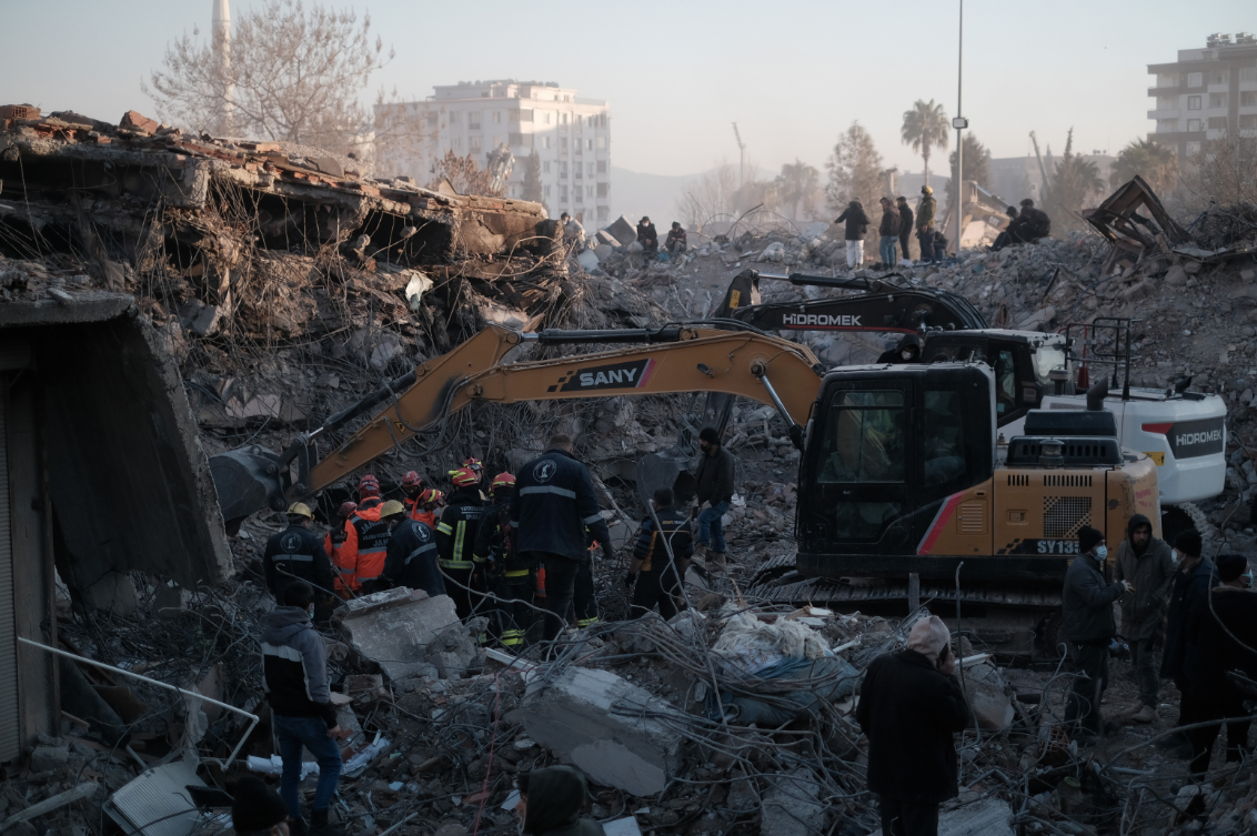 بعد 7 أيام من الزلزال.. انتشال شخصين على قيد الحياة من تحت الأنقاض في تركيا