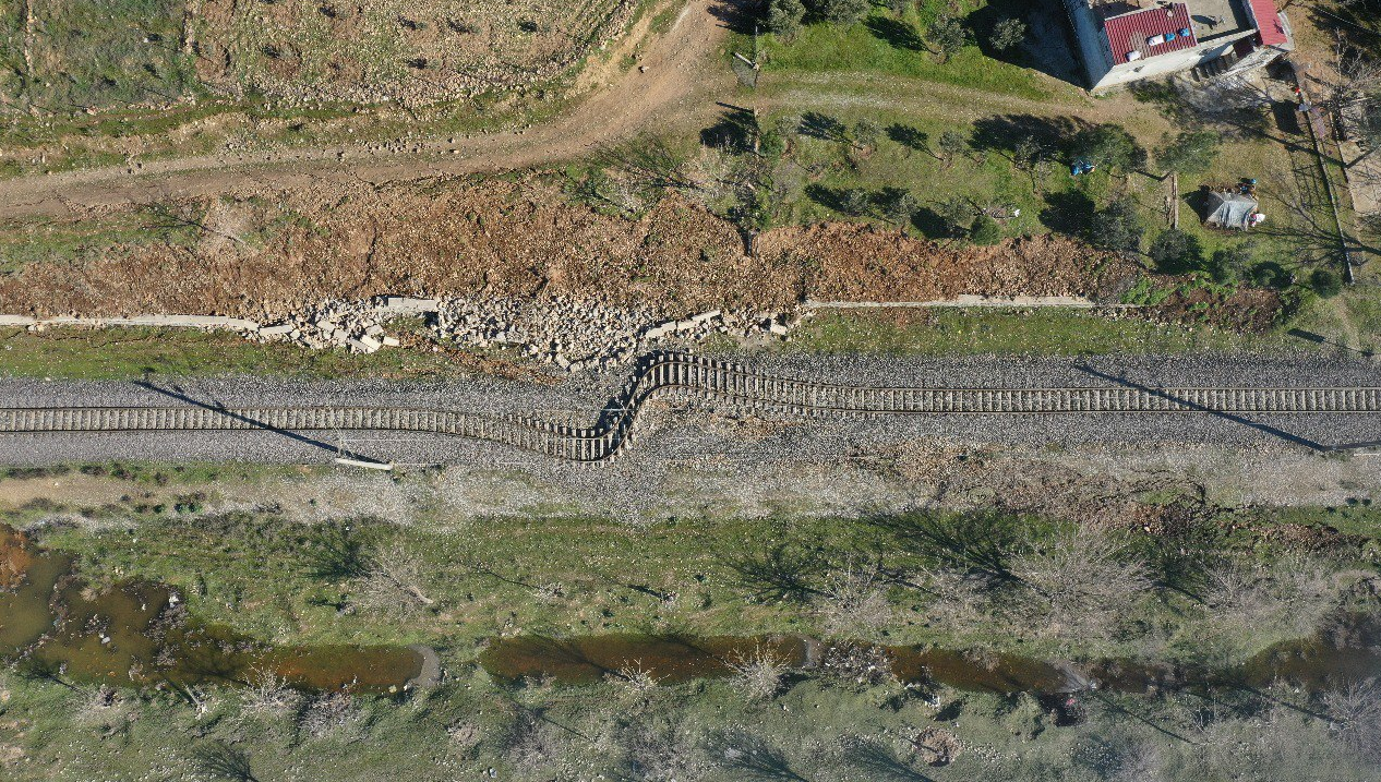 انحناء سكة حديدية زلزال تركيا صور اقمار صناعية