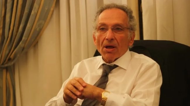 المعارض ممدوح حمزة يعود للقاهرة بعد سنوات من مغادرتها.. ردود فعل متباينة على منصات التواصل