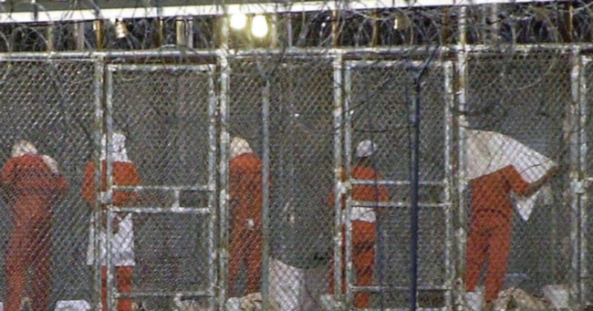 معتقل باكستاني يودع غوانتانامو بعد 20 عاماً من حسبه.. كشف عن حجم التعذيب الذي تعرض له