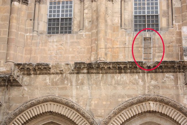 لم يتحرك من مكانه منذ 3 قرون بسبب قرار عثماني.. قصة “السلم الثابت” في كنيسة القيامة