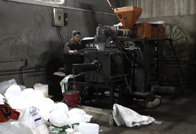 ورش تحولت لمقاهٍ ومشروعات تعثرت ومغادرة مصر ليست سهلة.. أزمات مركّبة تواجه الشباب