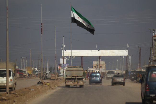 قصف للنظام السوري يستهدف الحقول في إدلب.. حرائق ضخمة تلتهم المحاصيل والدفاع المدني يكافح لإخمادها